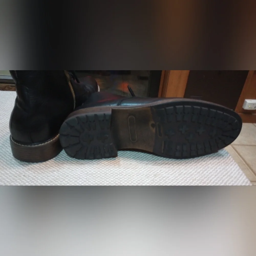 Dunham Black Leather Boots Side Zipper look Size 8